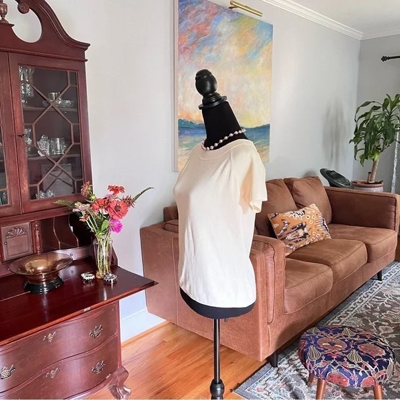 Stunning JOSEPH A. Ecru Qu'est ce que c'est silk? Short Sleeve Sweater - Picture 2 of 5